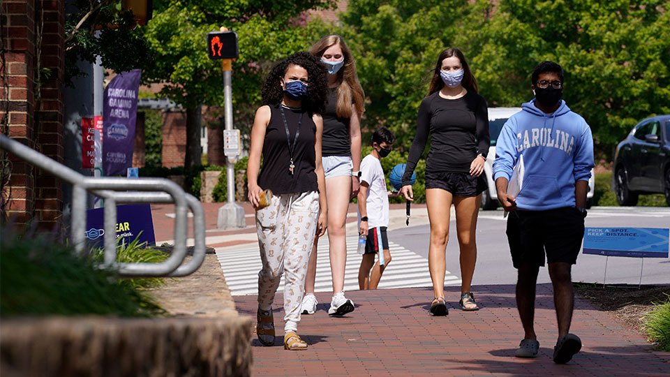 college-students-walking-north-carolina